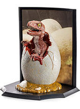 Figurine d'un vélociraptor en train de casser la coquille de son oeuf dans le film Jurassic Park (collection Toyllectible Treasures) 