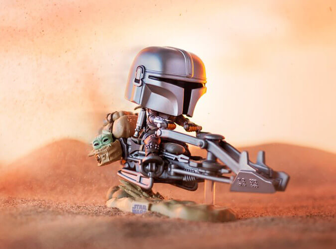 Figurine Funko Deluxe du Mandalorian et Grogu sur un speeder